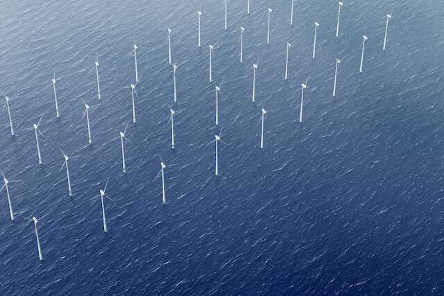 Luchtfoto van offshore windmolens